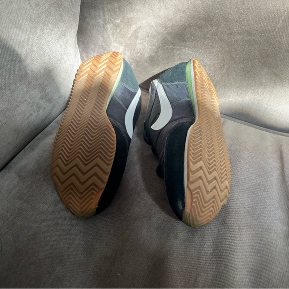 Retro new Nike shoes - Picture 2 of 3